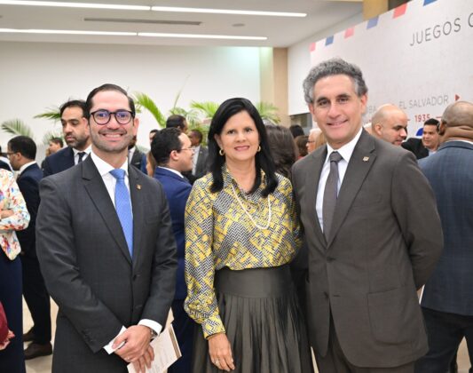 2- Joel Gonz&aacute;lez, Carolina Ramos y Julio And&uacute;jar.