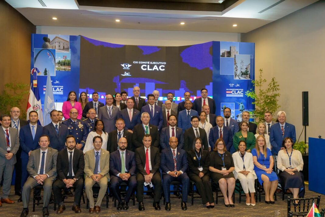 Hector Porcella, al centro junto al ministro de Turismo, David Collado, preside la reunión de la CLAC y aquí resaltó la importancia de mantener la representación regional en los distintos órganos de la OACI, promover el diálogo entre los Estados, construir consensos y encontrar soluciones comunes ante los desafíos que enfrenta la aviación civil.