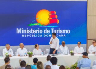 David Collado inicia la construcción del frente marino de Playa Los Almendros, una apuesta para transformar el turismo y la economía de Baní David Collado, afirmó que la intervención marcará "un antes y un después" para el desarrollo turístico de Baní, al tiempo que reiteró que la recuperación de playas y frentes marinos forma parte de la estrategia nacional para devolver los espacios públicos tanto a residentes como a visitantes.
