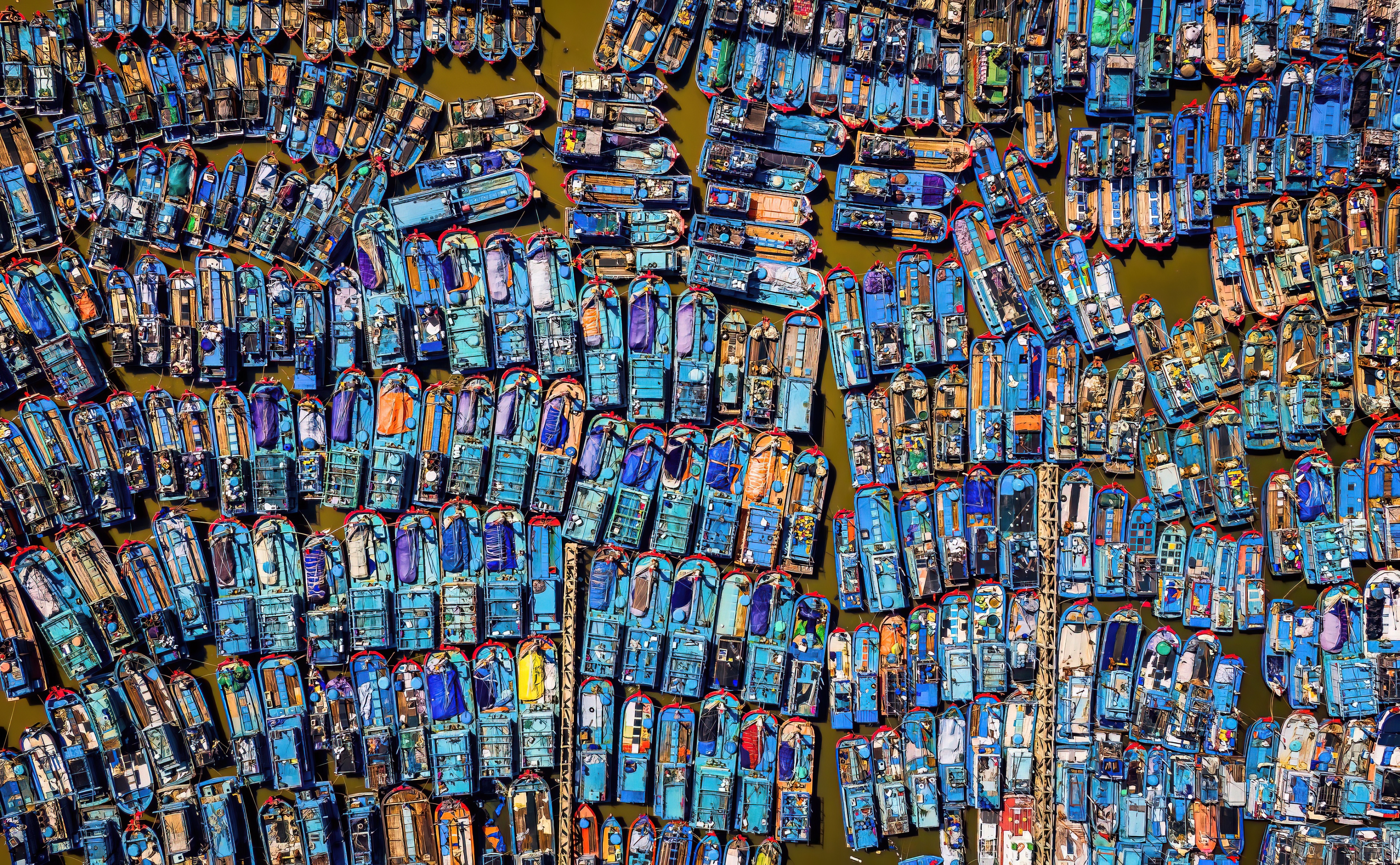 Concurso de Fotografía del Día Mundial de los Océanos de la ONU 2022 Cao Nguyen Vu Barcos de pesca azules muy juntos agrupados en un puerto