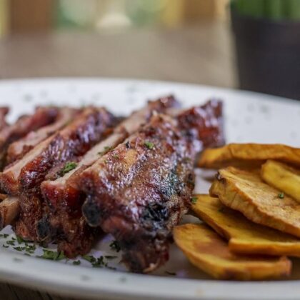Costillas y batatas fritas deliciosas en el Restaurante Sagrado Coraz&oacute;n