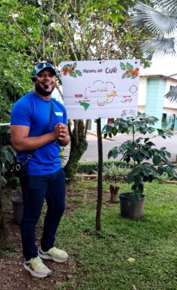 Marvin Cruz, gu&iacute;a del coffe tours en Belarminio Ram&iacute;rez e hijos fabricantes de Caf&eacute; Monte Alto en Jarabacoa.