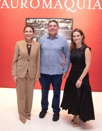 Carolina Mej&iacute;a, Gamal Michelen y la artista Sof&iacute;a Torres Prida.