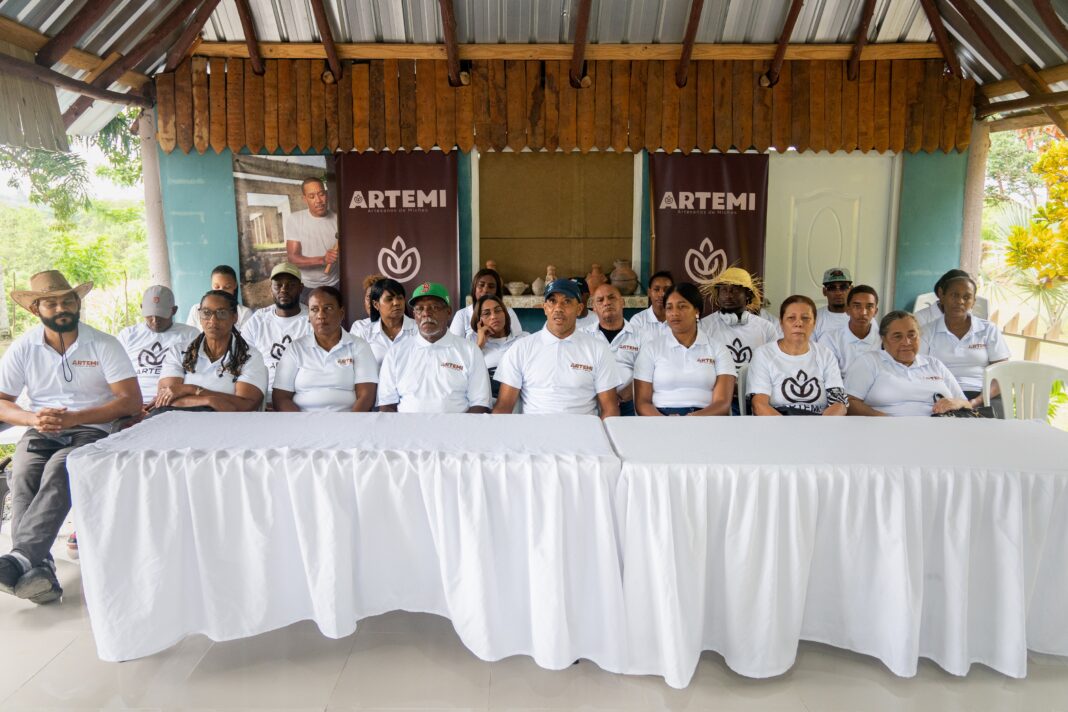 Las declaraciones de ARTEMI se producen en medio de un incremento en la presencia de vendedores ambulantes provenientes de otras zonas turísticas en Playa Esmeralda, ofreciendo productos y servicios sin vínculo verificable con Miches ni con la industria artesanal local.