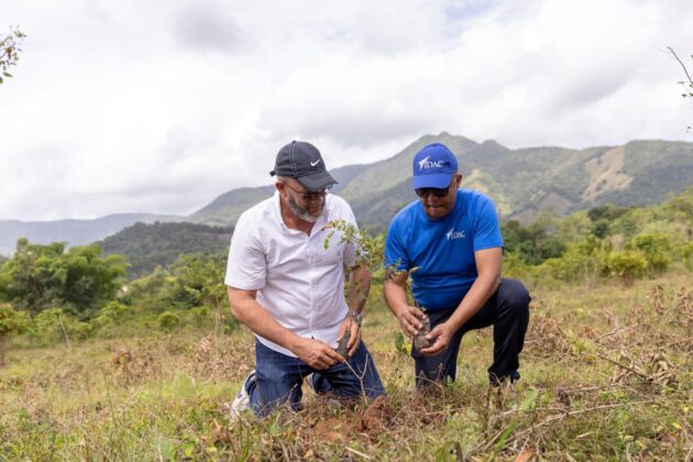 El alcalde de Villa Altagracia, Jos&eacute; Miguel M&eacute;ndez (Luis Pavolo) y el director de Comunicaciones del Idac, Claudio Mart&iacute;nez Turb&iacute; hacen su aporte.