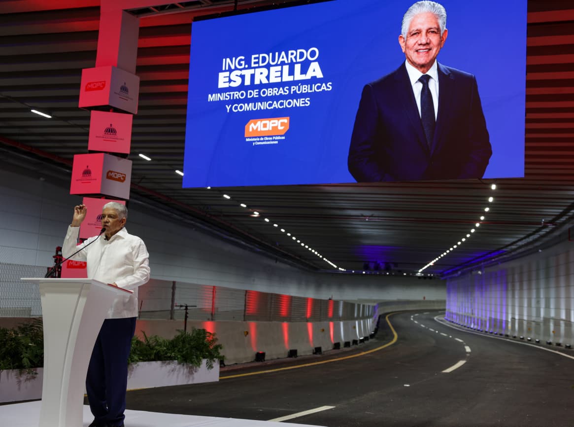 Luis Abinader explicó que el nuevo sistema vial tiene una extensión de 1.2 kilómetros con cuatro carriles y permite el paso soterrado por debajo de la Plaza de la Bandera, para dar continuidad a la avenida Gregorio Luperón y eliminar uno de los principales cuellos de botella del tránsito en la salida hacia las provincias del Sur.