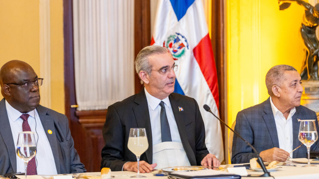 El presidente Luis Abinader durante el encuentro para anunciar la celebración en diciembre de la Conferencia Internacional Anticorrupción 2026.