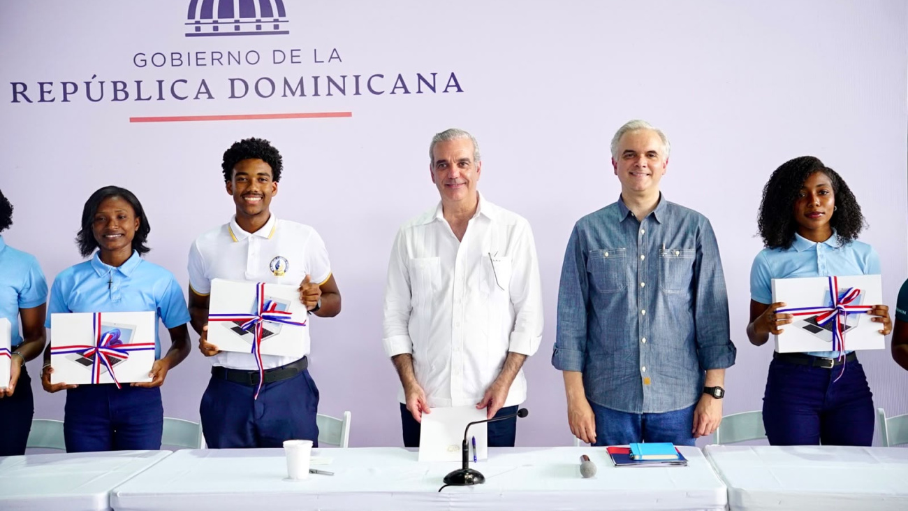 El presidente Luis Abinader verifica en Samaná el funcionamiento de los programas de alimentación y transporte escolar, y otorga becas completas en el ITLA.