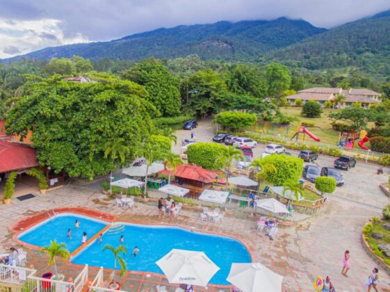 En Jarabacoa River Club se respira siempre esa primavera eterna junto al r&iacute;o Yaque del Norte, el m&aacute;s largo del Caribe.