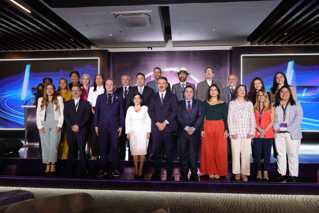 Clausura del Americas Investment Forum: Participantes y miembros del comité organizador se reúnen en la fotografía oficial tras el cierre de la tercera y última jornada del evento celebrado en Santo Domingo.