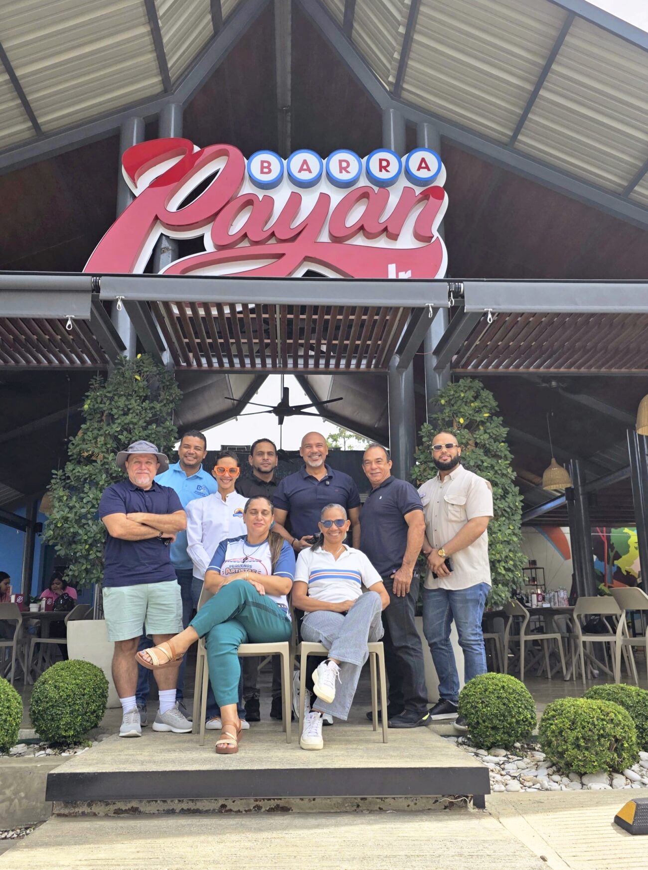 Foto grupal de la visita a Barra Junior Payán en Jarabacoa.