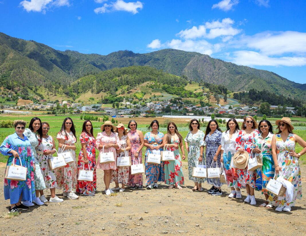 Uno de los momentos más emotivos del encuentro fue la presentación oficial de “REVERDE-Ser: 30 días llevando tus raíces a corrientes de aguas vivas”, la más reciente obra de la escritora Milena Delgado Durán.