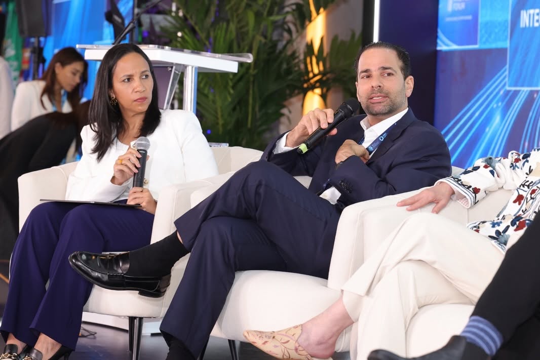 Frank Rainieri y Jacqueline Mora en el Panel.