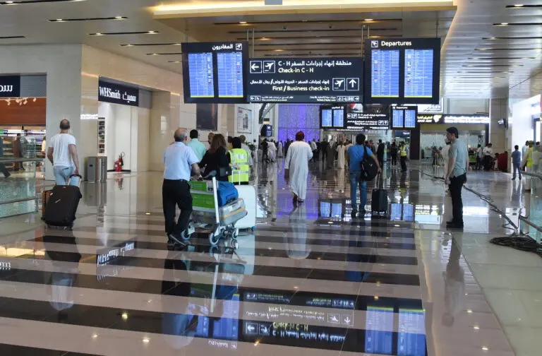 IATA revela que las aerolíneas de Oriente Medio experimentaron una disminución interanual del 14 % en la demanda. La capacidad se redujo un 11 % interanual y el factor de ocupación fue del 76,3 % (-2,6 puntos porcentuales en comparación con junio de 2025).