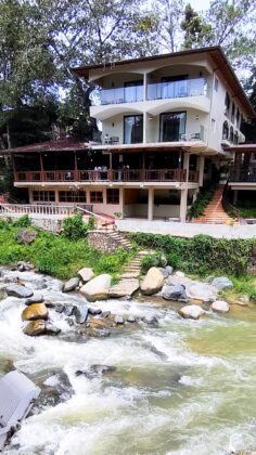 Otra vista poanor&aacute;mica de las habitaciones y el restaurante que est&aacute;n junto al r&iacute;o Jimenoa.