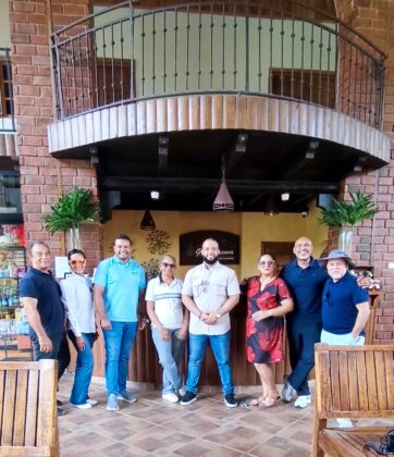 Foto grupal de los periodistas al visitar el hotel Gran Jimenoa.