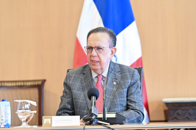 H&eacute;ctor Valdez Albizu, gobernador del Banco Central.