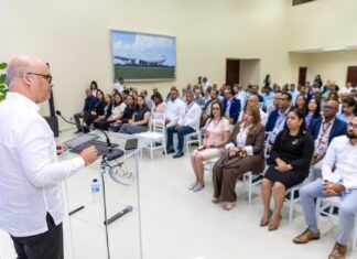 IDAC fortalece su cultura de transparencia con programa de compliance en momentos de transformación de la aviación dominicana El director general del IDAC, Igor Rodríguez Durán, encabeza la jornada de actualización del Compliance, durante la conferencia dirigida a directores, encargados y coordinadores de la institución.