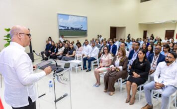 IDAC fortalece su cultura de transparencia con programa de compliance en momentos de transformación de la aviación dominicana El director general del IDAC, Igor Rodríguez Durán, encabeza la jornada de actualización del Compliance, durante la conferencia dirigida a directores, encargados y coordinadores de la institución.