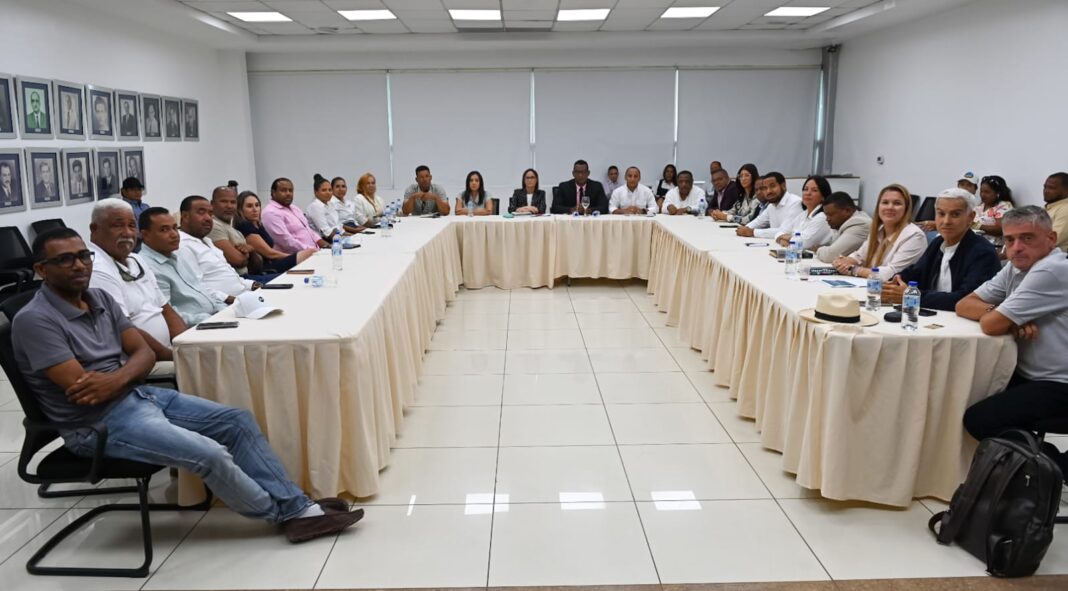 Integrantes de la Mesa permanente de trabajo por el desarrollo ordenado y sostenible de Bayahíbe impulsada por el Ministerio de Turismo.