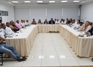 Entidades oficiales y empresarios turísticos acuerdan medidas para fortalecer la sostenibilidad del destino Bayahíbe Integrantes de la Mesa permanente de trabajo por el desarrollo ordenado y sostenible de Bayahíbe impulsada por el Ministerio de Turismo.
