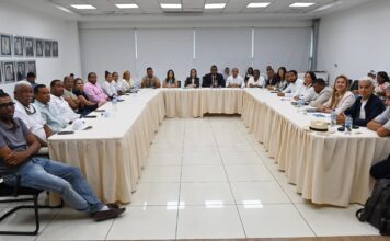 Entidades oficiales y empresarios turísticos acuerdan medidas para fortalecer la sostenibilidad del destino Bayahíbe Integrantes de la Mesa permanente de trabajo por el desarrollo ordenado y sostenible de Bayahíbe impulsada por el Ministerio de Turismo.