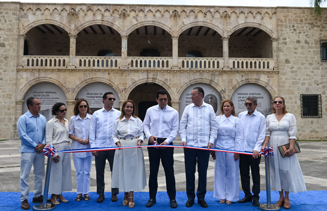 El ministro de Turismo, David Collado, realiza el corte de cinta para entregar restaurado el Alcázar de Colón