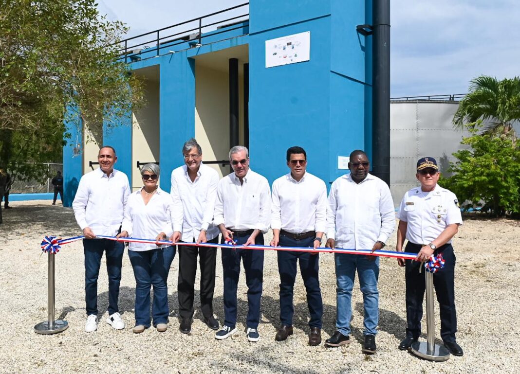 El presidente de la República, Luis Abinader y el ministro de Turismo, David Collado, encabezan la puesta en funcionamiento la planta de tratamiento de aguas residuales en Juan Dolió.