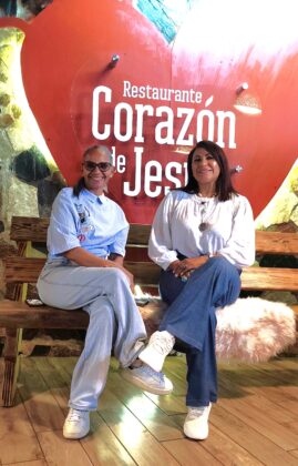 La periodista Xiomara Payano y Gladys Ram&iacute;rez conversan sobre el servicio del Restaurant Sagrado Coraz&oacute;n.