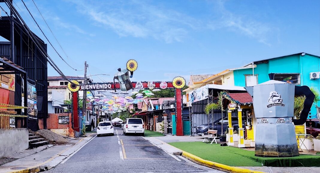 La calle de las sombrillas como se ha bautizado a la vía Hermanas Mirabal, es como el centro de donde parten todas las escapadas de aventuras y el espacio predilecto para la vida diaria y noctura de quien visita Jarabacoa.