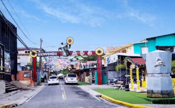 La Alianza Jarabacoa Destino Sostenible reúne este viernes a diversos sectores del municipio para comenzar a construir su hoja de ruta turística hacia 2035 La calle de las sombrillas como se ha bautizado a la vía Hermanas Mirabal, es como el centro de donde parten todas las escapadas de aventuras y el espacio predilecto para la vida diaria y noctura de quien visita Jarabacoa.