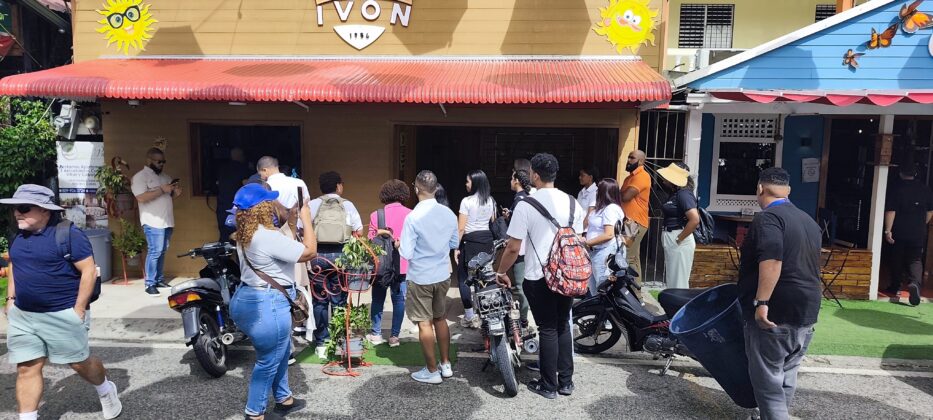 Desde muy temprano en la ma&ntilde;ana se forman las filas de turistas para comprar sus helados Iv&oacute;n.