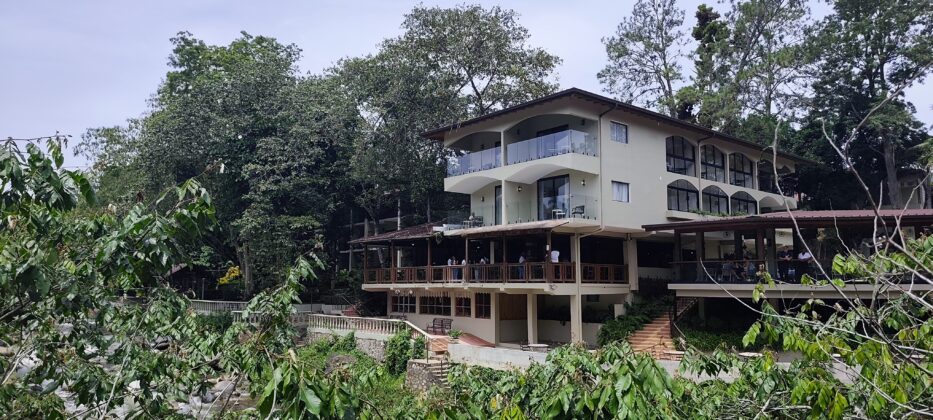 Panor&aacute;mica de las habitaciones y el restaurante que est&aacute;n junto al r&iacute;o Jimenoa.