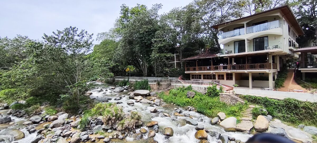 El hotel Gran Jimenoa ofrece impresionante vistas hacia el río y las montañas.