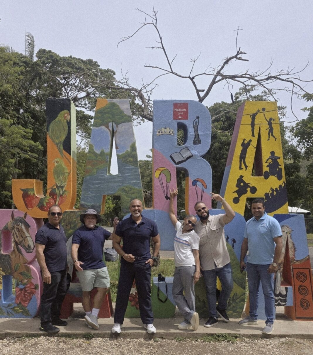 Una foto de recuerdo del grupo de periodistas en un lugar emblemático de Jarabacoa.
