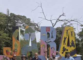 El Ministerio de Turismo apoya promoción de Jarabacoa como principal destino ecoturístico del país. Una foto de recuerdo del grupo de periodistas en un lugar emblemático de Jarabacoa.