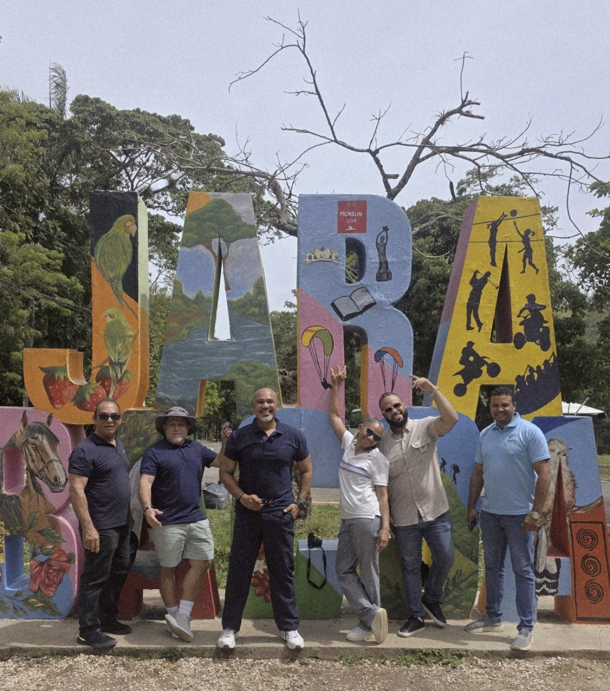 Una foto de recuerdo del grupo de periodistas en un lugar emblemático de Jarabacoa.