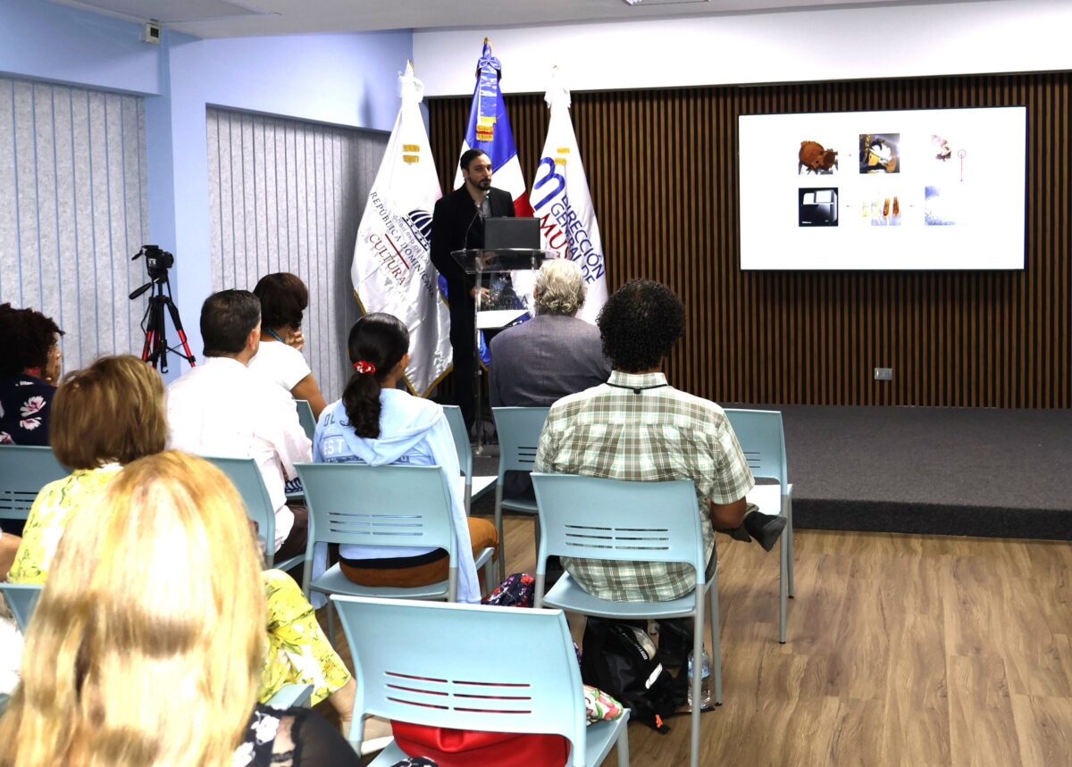 Carlos J. Muñoz, antropólogo por la Southern New Hampshire University, Estados Unidos, durante la conferencia en el Museo de Historia y Geografía.