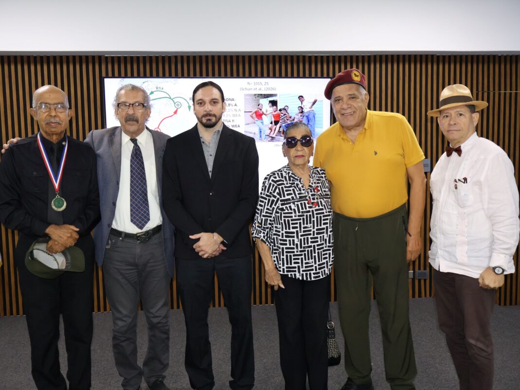 Carlos J. Muñoz al centro con parte de los directivos del Museo Nacional de Historia y Geografía (MNHG) durante la conferencia: ¿Qué dice la genética? ¿Somos indígenas, españoles o africanos? Una perspectiva biocultural de la identidad,