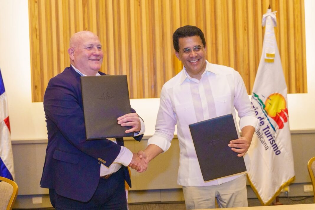 El ministro de Turismo, David Collado y Stephen Cotton, secretario general de la ITF, durante la firma del acuerdo en el marco de la reunión del Comité Nacional de Coordinación del Caribe (NCC) de la ITF, celebrada en República Dominicana.