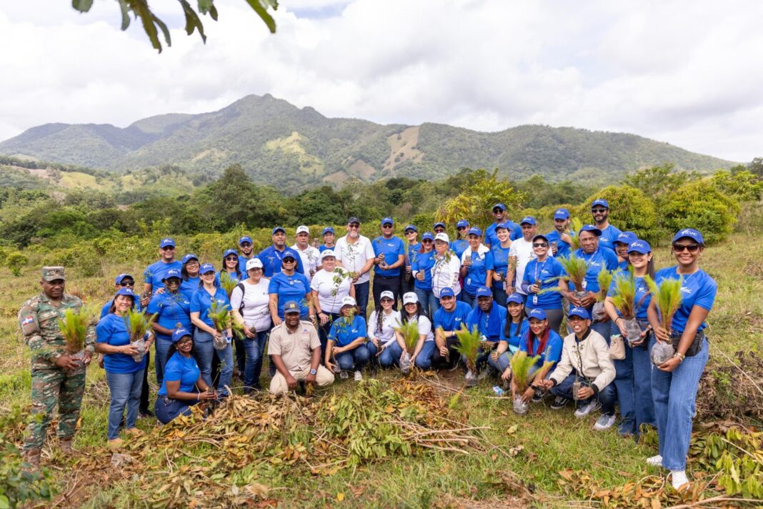 Colaboradores del Idac, encabezados por el director de Comunicaciones, Claudio Martínez Turbí, en compañía del alcalde de Villa Altagracia, José Miguel Méndez (Luis Pavolo) y el representante del Ministerio de Medio Ambiente en la zona, Inauri Reyes, durante la jornada de reforestación.