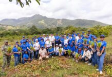 Más allá de la aviación, el IDAC dedica espacio para el medio ambiente con una jornada de reforestación en las lomas de Villa Altagracia Colaboradores del Idac, encabezados por el director de Comunicaciones, Claudio Martínez Turbí, en compañía del alcalde de Villa Altagracia, José Miguel Méndez (Luis Pavolo) y el representante del Ministerio de Medio Ambiente en la zona, Inauri Reyes, durante la jornada de reforestación.
