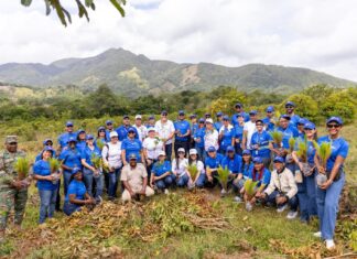 Más allá de la aviación, el IDAC dedica espacio para el medio ambiente con una jornada de reforestación en las lomas de Villa Altagracia Colaboradores del Idac, encabezados por el director de Comunicaciones, Claudio Martínez Turbí, en compañía del alcalde de Villa Altagracia, José Miguel Méndez (Luis Pavolo) y el representante del Ministerio de Medio Ambiente en la zona, Inauri Reyes, durante la jornada de reforestación.