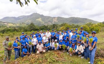 Más allá de la aviación, el IDAC dedica espacio para el medio ambiente con una jornada de reforestación en las lomas de Villa Altagracia Colaboradores del Idac, encabezados por el director de Comunicaciones, Claudio Martínez Turbí, en compañía del alcalde de Villa Altagracia, José Miguel Méndez (Luis Pavolo) y el representante del Ministerio de Medio Ambiente en la zona, Inauri Reyes, durante la jornada de reforestación.