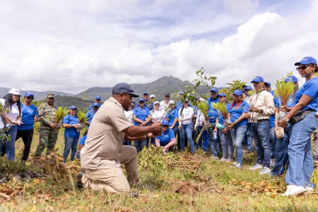 Inauri Reyes, del ministerio de Medio Ambiente y Recursos Naturales, instruye a los colaboradores del Idac, de la forma m&aacute;s id&oacute;nea de sembrar y cuidar las plantas.