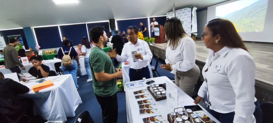 &Aacute;ngel Fern&aacute;ndez, presidente del Cl&uacute;ster Tur&iacute;stico de La Vega mientras explica las ofertas del destino,