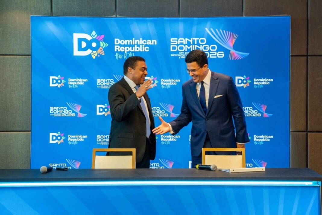 José Monegro, presidente del Comité Olímpico Dominicano y David Collado, ministro de Turismo de la República Dominicana, se saludan sonrientes tras abrir la promoción en Miami de los XXV Juegos Centroamericanos y del Caribe Santo Domingo 2026. Foto Turismord