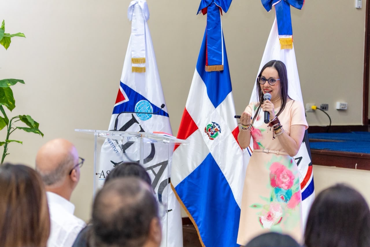 La especialista en Compliance y Derecho de la competencia, María Elisa Holguín, impartió conocimientos en ese aspecto de la administración. Foto Idac