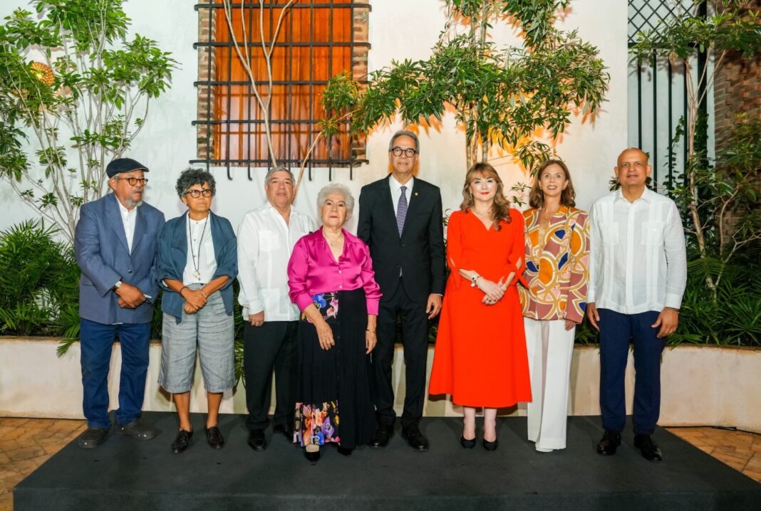 La exposición “Narrativas dominicanas del paisaje Natural y Cultural”, reúne obras de destacados artistas dominicanos pertenecientes a la Colección Banco Popular Dominicano.