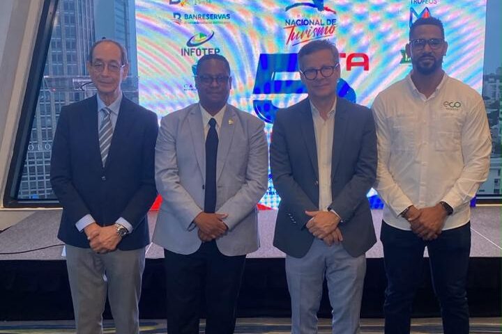 El profesor Luis Felipe Aquino, Luis Severino, presidente del PNT, Ariel Carreras, de Medios Panorama junto al representante de Eco Petróleo en el anuncio de la próxima edición del Premio Nacional de Turismo RD 2026.